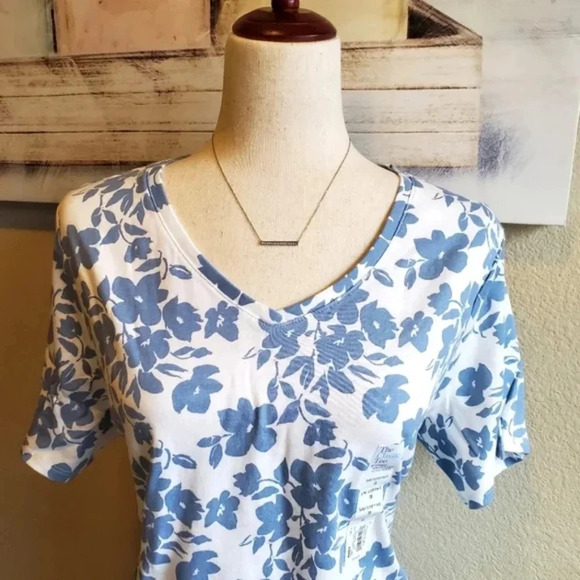CROFT & BARROW | Essential V-Neck T-Shirt in White & Blue Floral sz 1X - Picture 2 of 8
